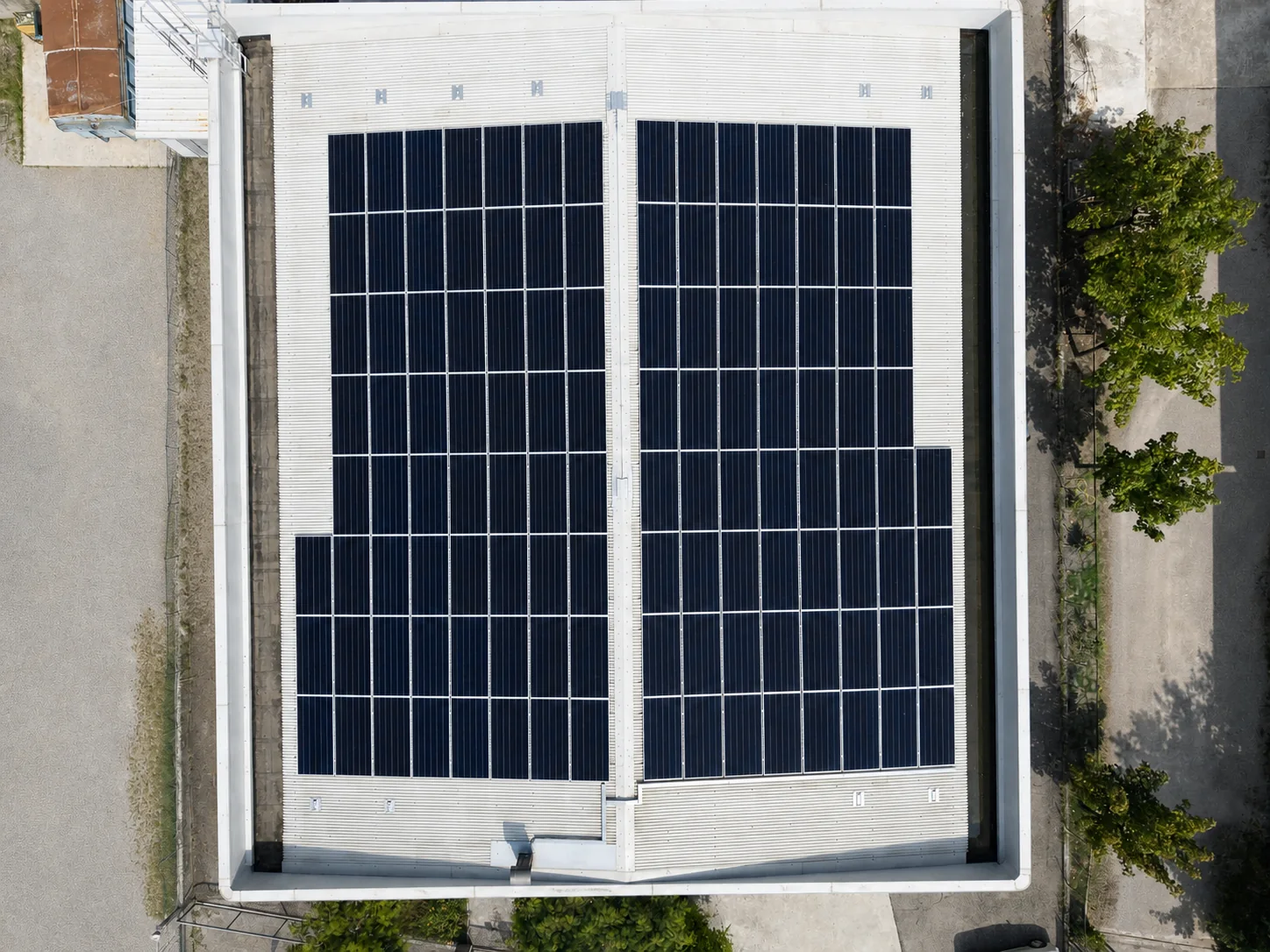 Vista aerea dell’impianto fotovoltaico installato sul tetto della sede TI-ERRE